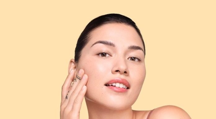 Wakacyjna kosmetyczna według dermatologa. Co warto w niej mieć?