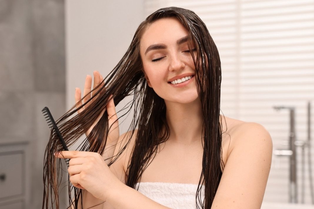 Ten szampon unosi włosy już po jednym użyciu. Koniec z oklapniętymi pasmami