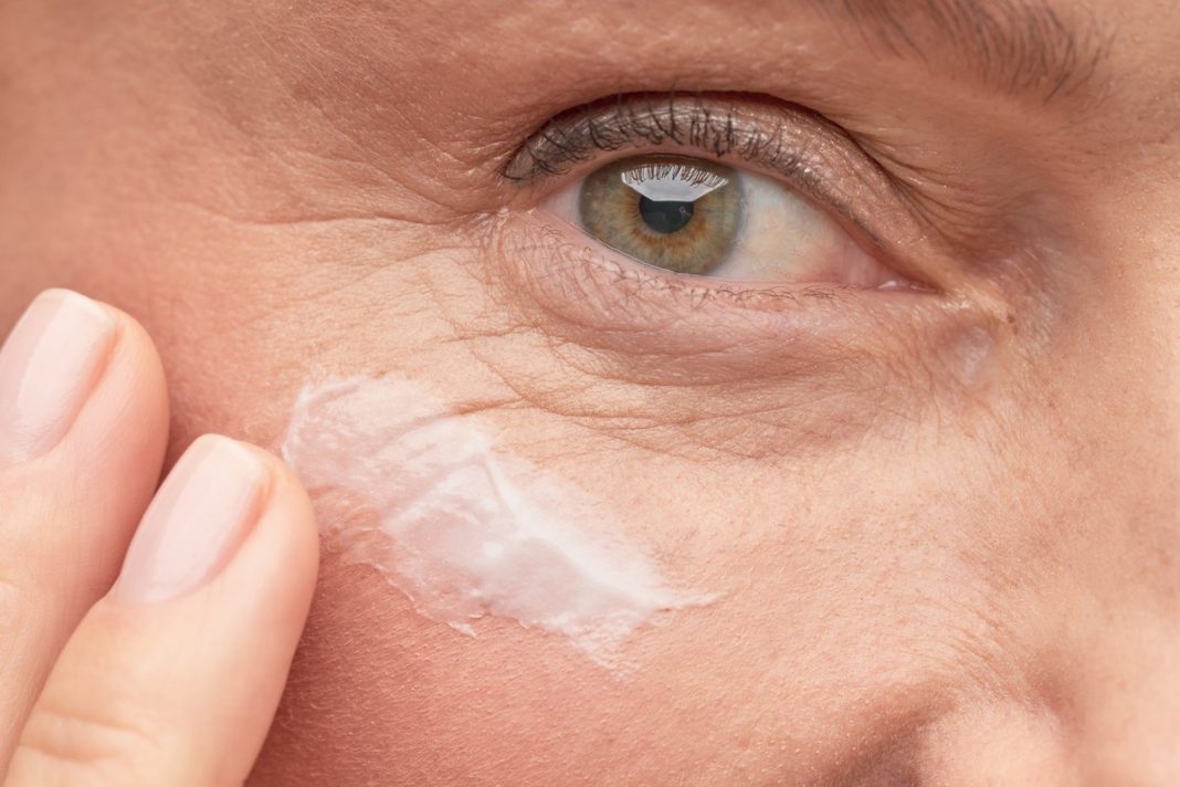 Mocny krem na opowiadającą powiekę. Wypełnia też kurze łapki