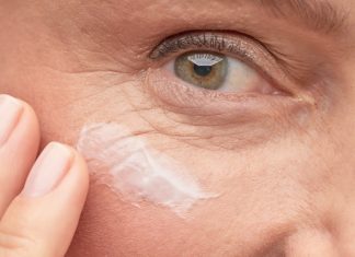 Mocny krem na opowiadającą powiekę. Wypełnia też kurze łapki