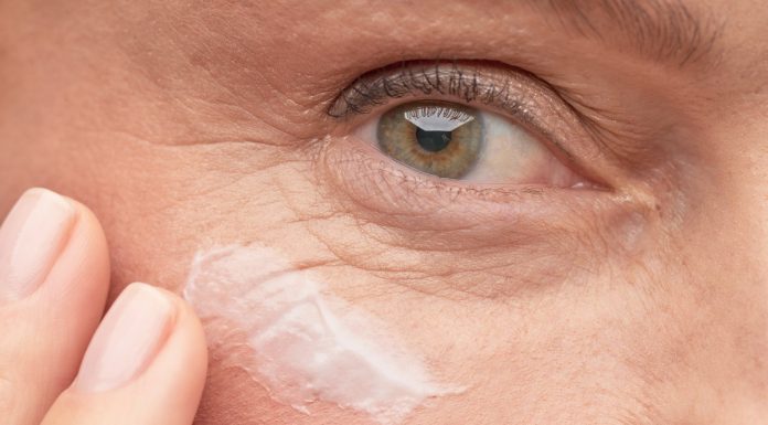 Mocny krem na opowiadającą powiekę. Wypełnia też kurze łapki