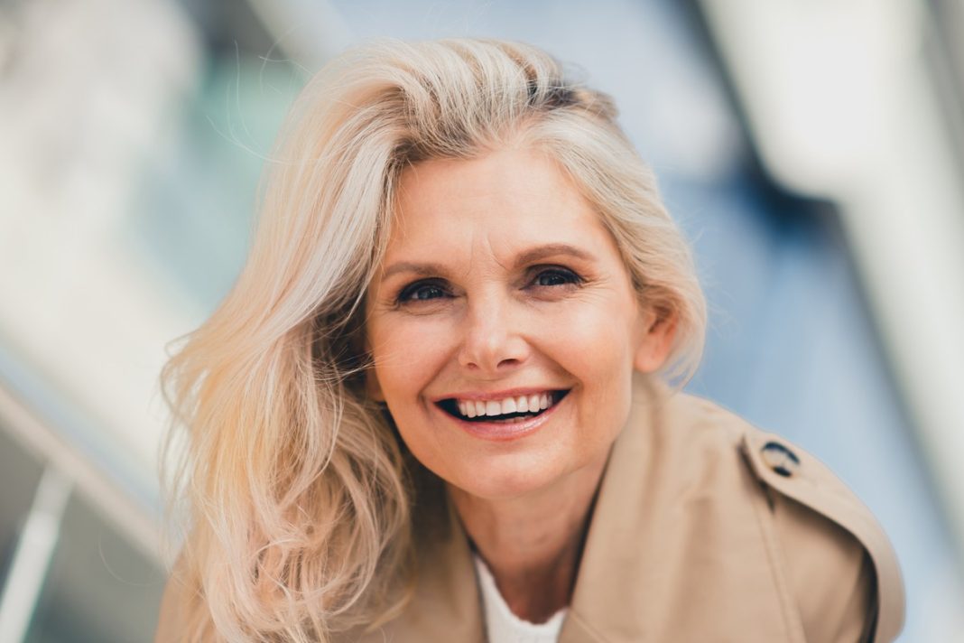 Ten puder unosi włosy i nie oblepia jak lakier.