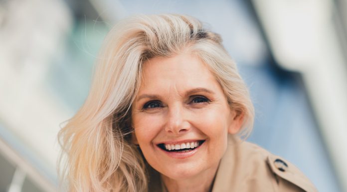 Ten puder unosi włosy i nie oblepia jak lakier. „Rzadziej myję głowę”