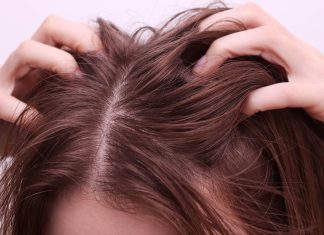 Koniec z przetłuszczonymi włosami – z tymi peelingami zapomnisz o codziennym myciu