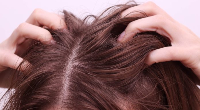 Koniec z przetłuszczonymi włosami – z tymi peelingami zapomnisz o codziennym myciu