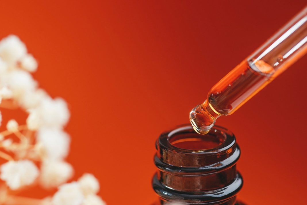 Retinol, ceramidy i peptydy w pielęgnacji skóry - jak stosować je bezpiecznie i z głową