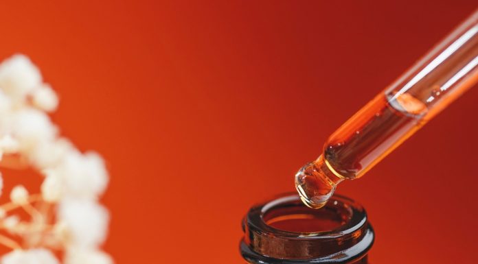 Retinol, ceramidy i peptydy w pielęgnacji skóry – jak stosować je bezpiecznie i z głową