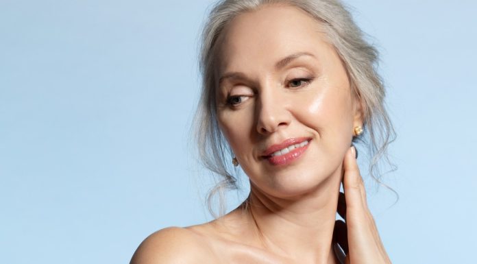 60-latki wykupują ten kolagen. Napina skórę jak skalpel, pomoże na bolące stawy