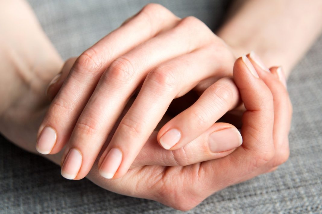 Kolagenowe serum odbudowuje osłabione paznokcie. Pomoże nawet na połamaną i rozwarstwioną płytkę