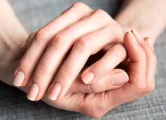 Kolagenowe serum odbudowuje osłabione paznokcie. Pomoże nawet na połamaną i rozwarstwioną płytkę