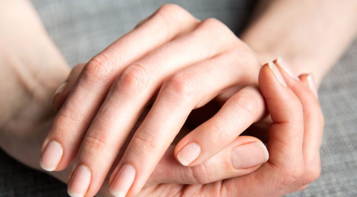 Kolagenowe serum odbudowuje osłabione paznokcie. Pomoże nawet na połamaną i rozwarstwioną płytkę