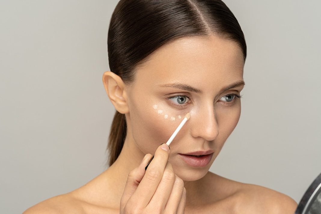 Jak prawidłowo nakładać korektor pod oczy?