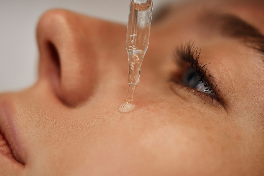 Trzy razy hialuron, jeden efekt wow. To serum da skórze więcej niż makijaż, bosko nawilża