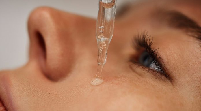 Trzy razy hialuron, jeden efekt wow. To serum da skórze więcej niż makijaż, bosko nawilża