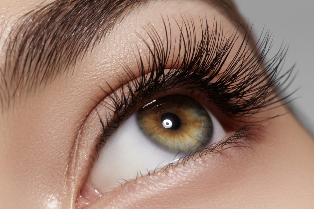 Ten tusz przetrwa każdy upał i kąpiel w basenie. Optycznie zagęszcza rzęsy