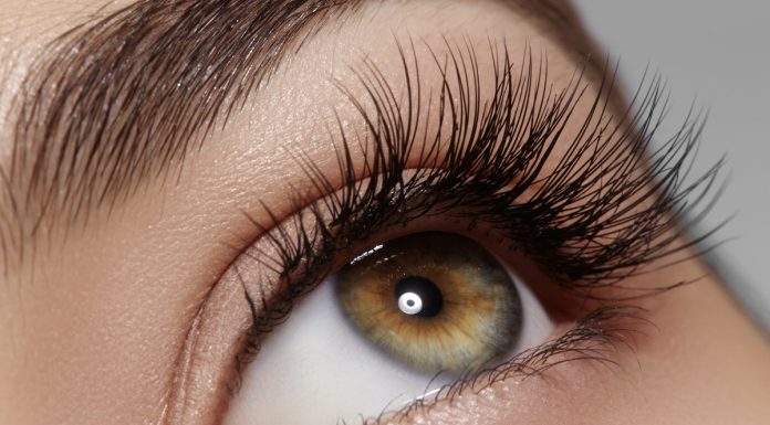 Ten tusz przetrwa każdy upał i kąpiel w basenie. Optycznie zagęszcza rzęsy