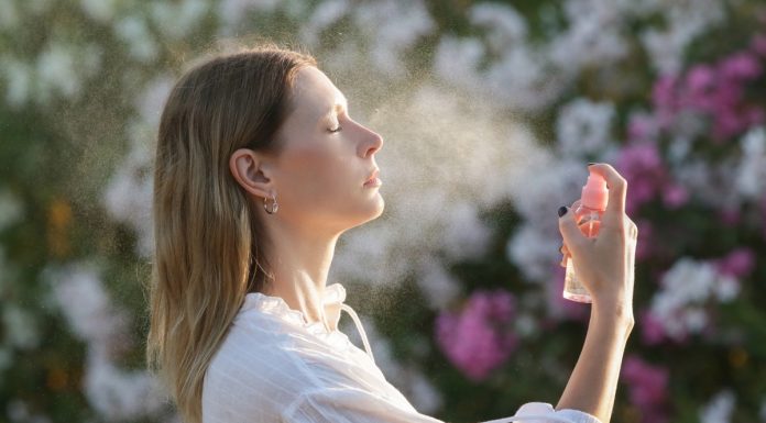 Makijaż, który nie spływa: pięć kosmetyków, które przeszły test przetrwania w 35°C