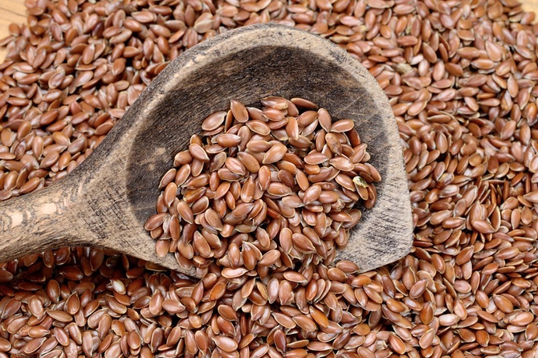 Siemię lniane działa zbawiennie nie tylko na jelita. Uratuje suchą skórę na kilka sposobów