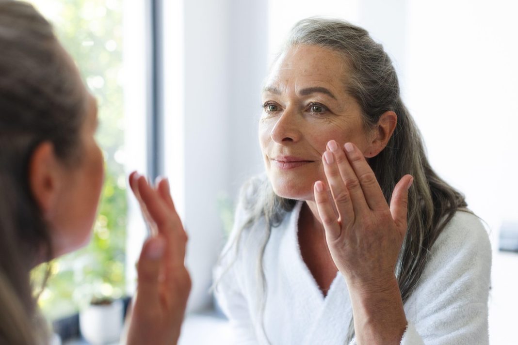 Czego unikać w letnim makijażu? Błędy, jakie popełniają najczęściej Polki