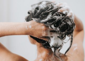 TOP 3 szampony do 22 zł, które zagęszczą włosy. Wzmacniające je już podczas mycia
