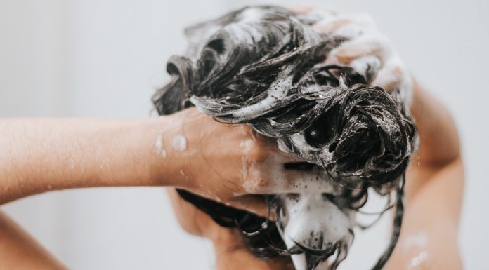 TOP 3 szampony do 22 zł, które zagęszczą włosy. Wzmacniające je już podczas mycia