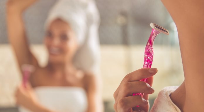 Większość z nas popełnia ten błąd, goląc pachy. To proszenie się o podrażnienia