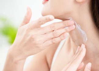 Indycza szyja to twój kompleks? Cztery świetne kosmetyki, które napną zwiotczałą skórę szyi