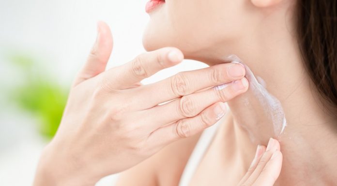 Indycza szyja to twój kompleks? Cztery świetne kosmetyki, które napną zwiotczałą skórę szyi