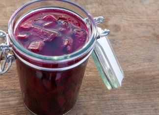 Jak pić zakwas z buraków? Wiele osób marnuje jego właściwości