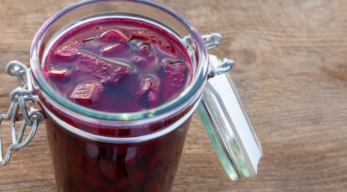 Jak pić zakwas z buraków? Wiele osób marnuje jego właściwości
