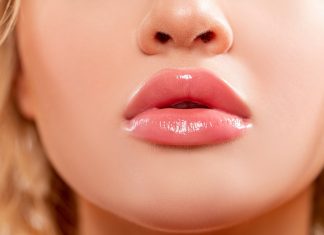 Wypełnia usta i modeluje ich kontur. Ten niepozorny olejek to płynny magik