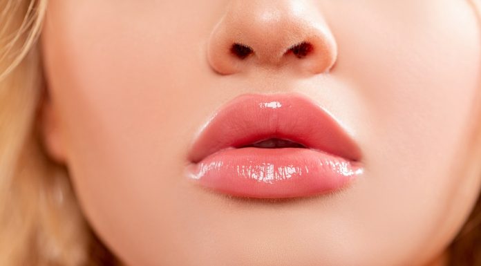 Wypełnia usta i modeluje ich kontur. Ten niepozorny olejek to płynny magik