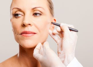 „Nie wykonałbym głębokiego liftingu 20-latce”. Chirurg plastyczny ostrzega przed zbyt wczesnym zabiegiem