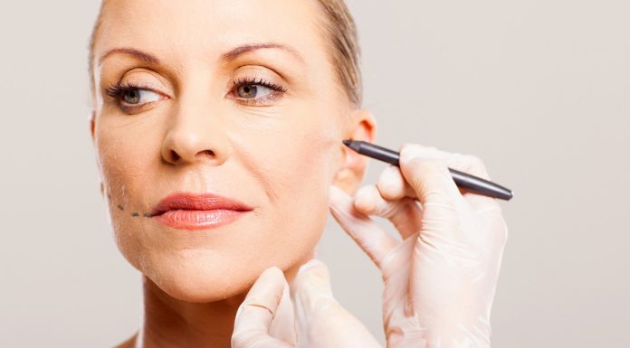 „Nie wykonałbym głębokiego liftingu 20-latce”. Chirurg plastyczny ostrzega przed zbyt wczesnym zabiegiem